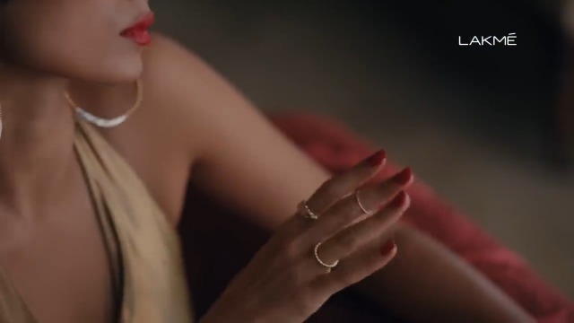 LAKMÉ Medium Coverage Airy Matte Mousse Gold 12g - Image 3