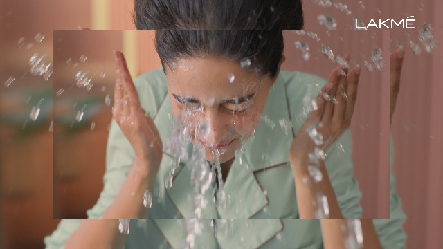 Lakmé Blush & Glow Vitamin C Face Wash Strawberry Infusion - Image 3