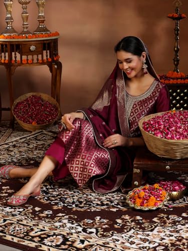 Magenta Silk Blend Kurta Set | Ethnic Chic - UrbanThreads.in - Image 3