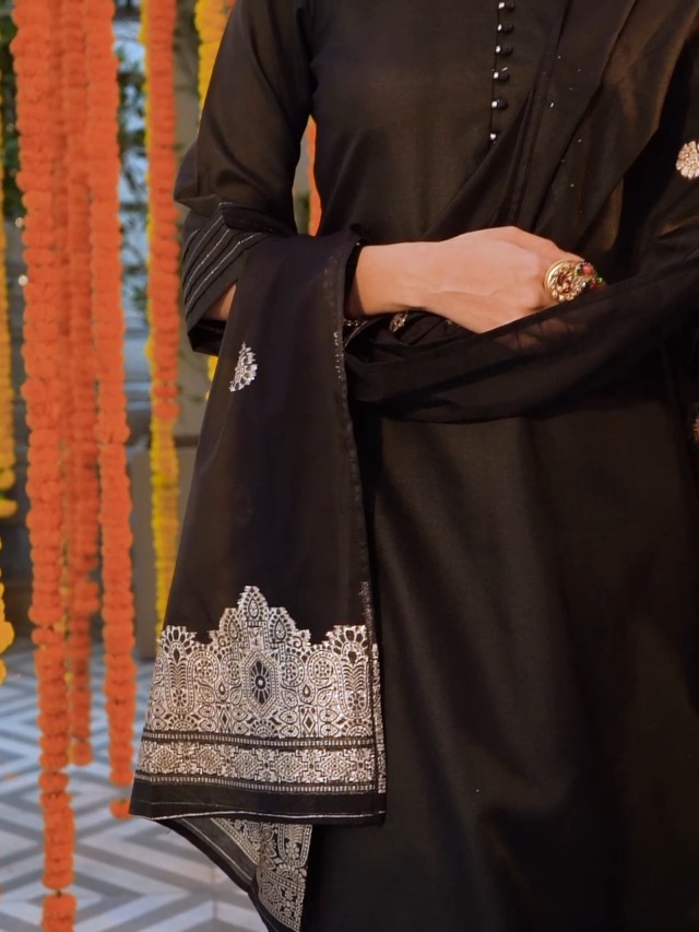 Maroon Woven Design Kurta Set - Cotton Blend - Libas | UrbanThreads.in - Image 3