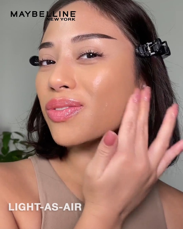 Maybelline Super Stay Lumi-Matte Liquid Foundation 220 - Image 3